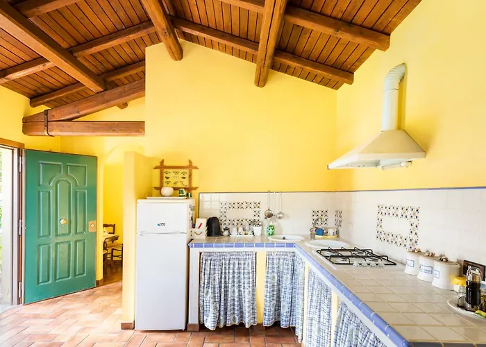 With Large Garden And Free Parking Villa