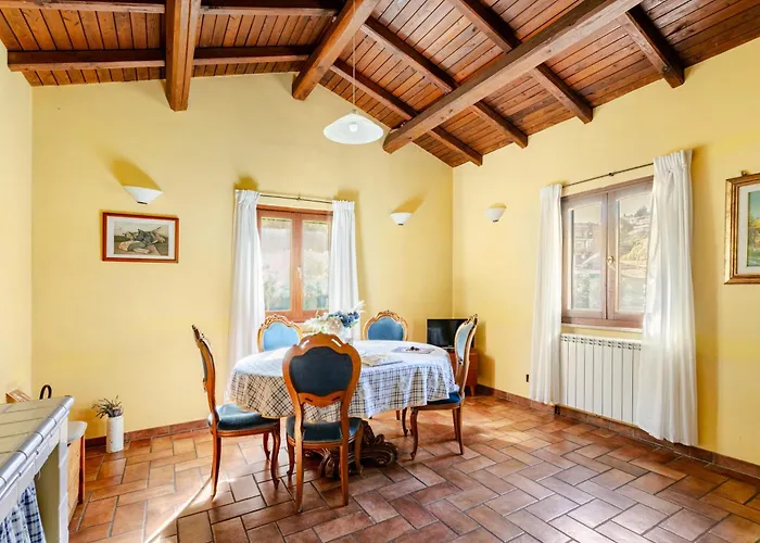With Large Garden And Free Parking Villa *