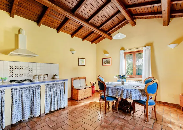 Villa With Large Garden And Free Parking *