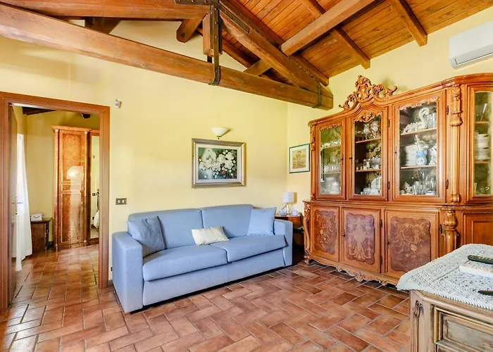 Villa With Large Garden And Free Parking