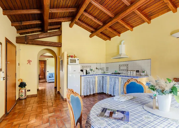 With Large Garden And Free Parking Villa *