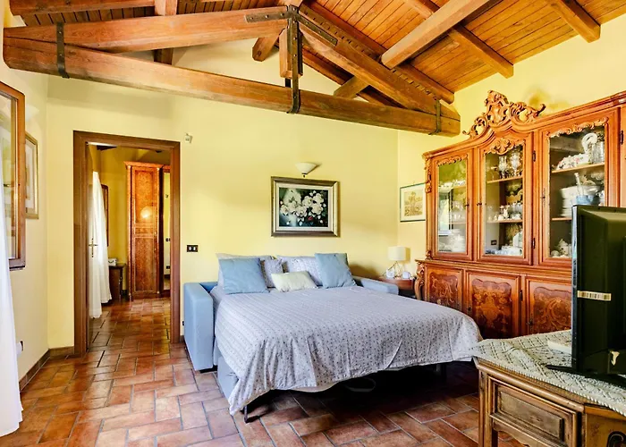 With Large Garden And Free Parking *