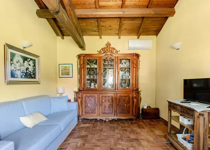 With Large Garden And Free Parking Villa