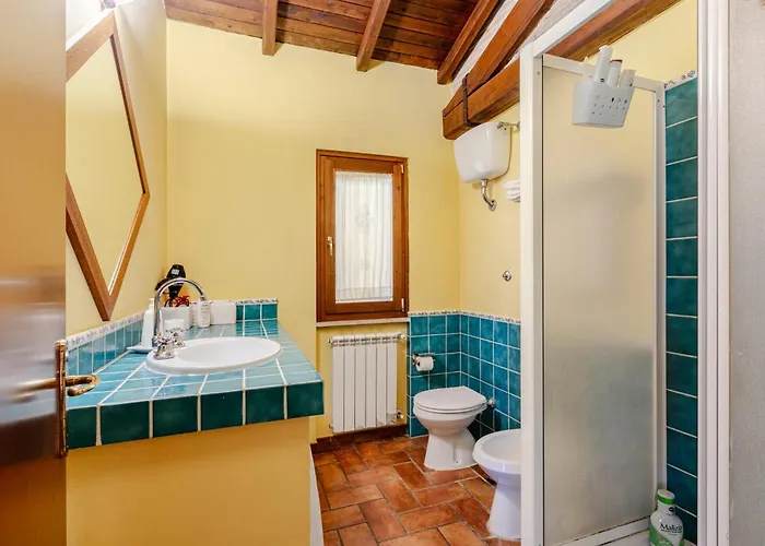 With Large Garden And Free Parking Villa *