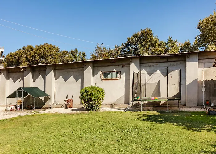 With Large Garden And Free Parking Villa *