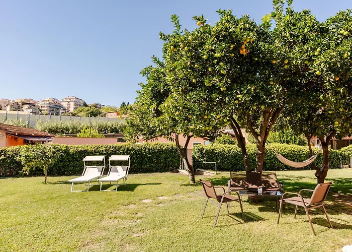 With Large Garden And Free Parking Rom